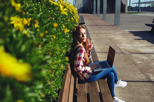 Studentka sedí v přední části notebooku — Stock fotografie