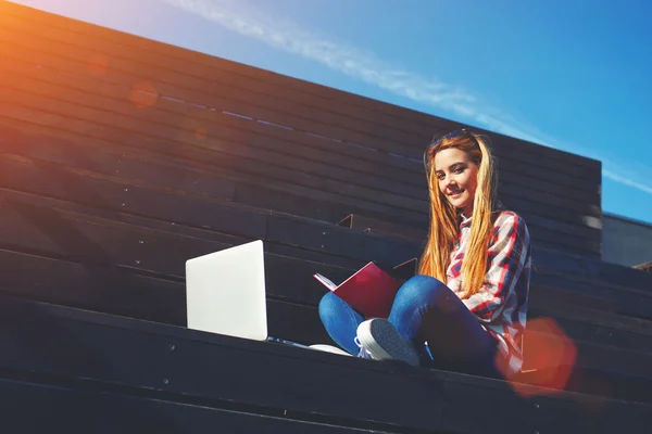 Étudiant étudiant avec livre et ordinateur portable — Photo