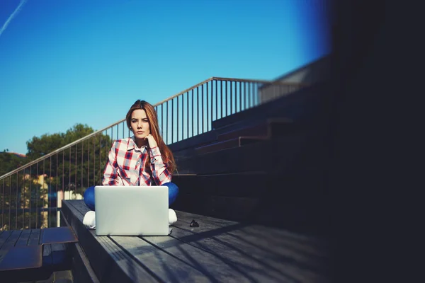 Studente che studia con computer portatile — Foto Stock