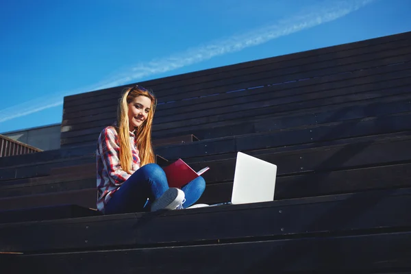 Student studying with book and laptop — Stock Photo, Image