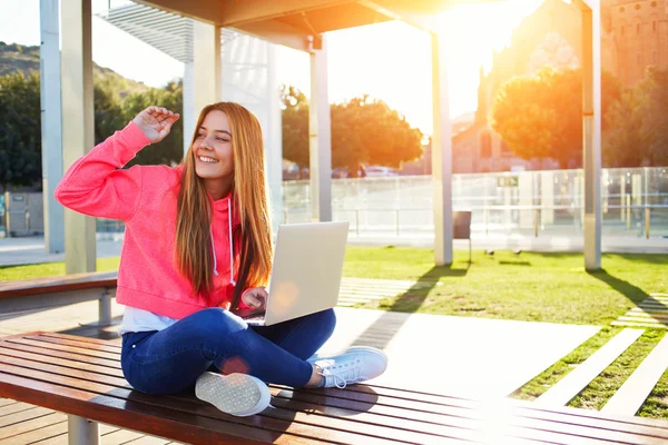 Kvinnlig student vinkar till någon — Stockfoto