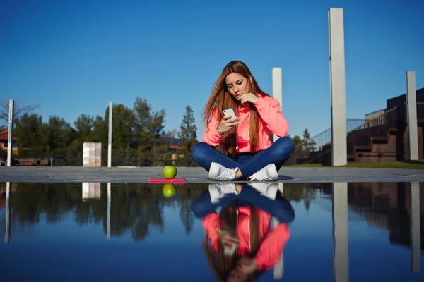 Ő okos telefon tartó női — Stock Fotó