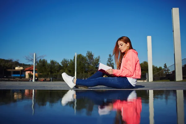Teenager reading absorbing book — Stock Photo, Image