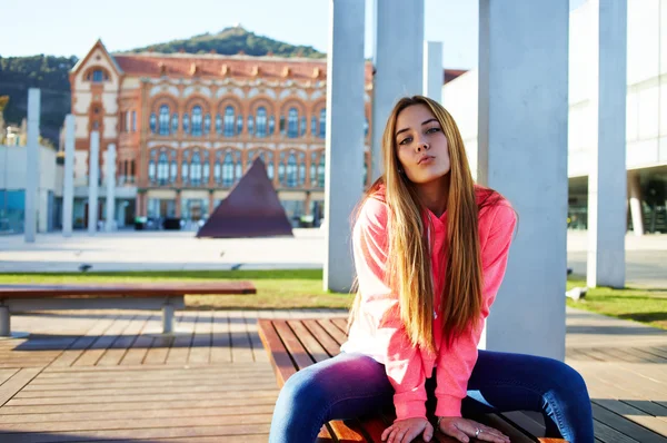 Ragazza della scuola dando un bacio — Foto Stock