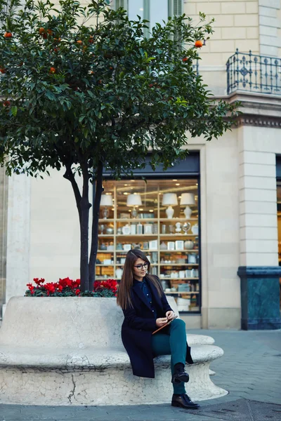 Femme d'affaires assise à l'extérieur — Photo