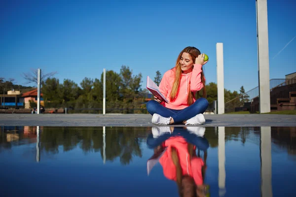 Adolescente lectura absorber libro — Foto de Stock
