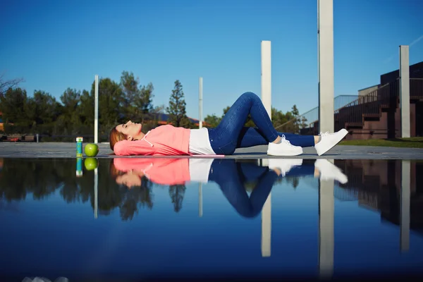 Donna appoggiata al parco — Foto Stock