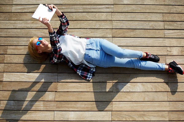 Mujer haciendo pucheros por un autorretrato — Foto de Stock