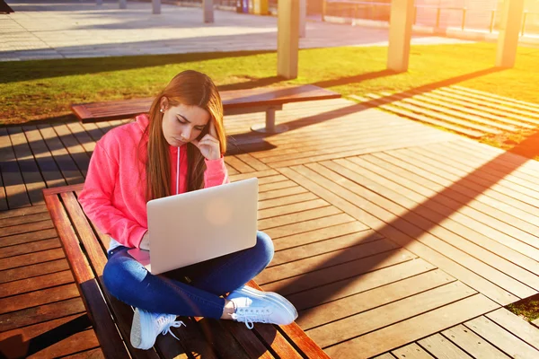 Female student focused using laptop — Stock Photo, Image