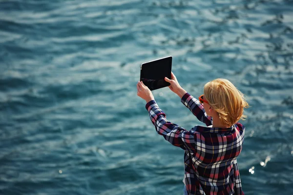 Mujer tomando fotos con una tableta digital — Foto de Stock