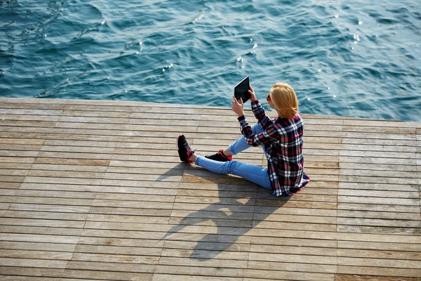 Frau macht ein Foto — Stockfoto