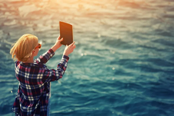 Woman taking picture with a digital tablet — Stock Photo, Image