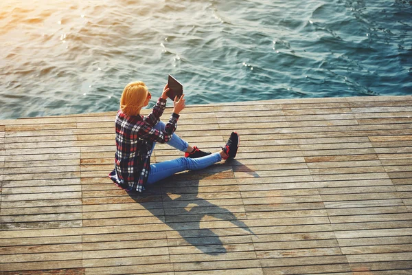 Menina adolescente sentada com tablet digital — Fotografia de Stock