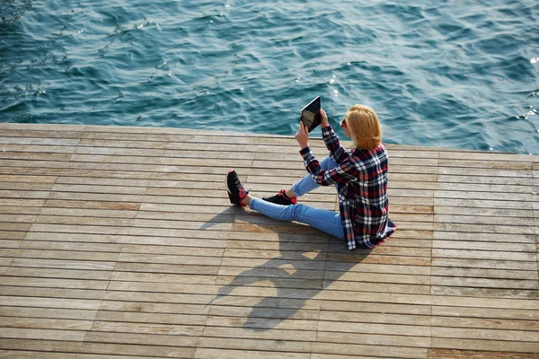 Frau macht ein Foto von einer schönen Aussicht — Stockfoto