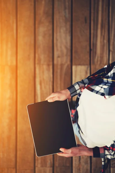 Vrouw met digitale tablet — Stockfoto