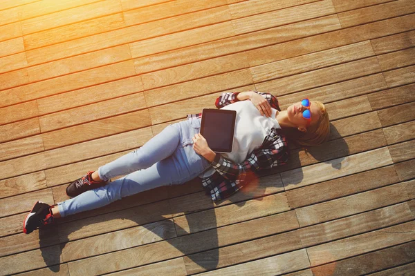 Žena leží na dřevěné molo — Stock fotografie