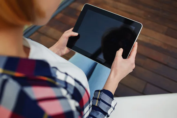 Vrouw handen houden zwarte Tablet PC — Stockfoto