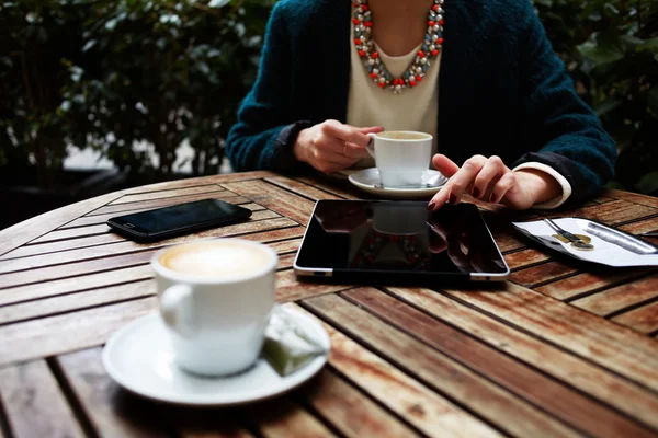 Wanita menggunakan tablet digital yang sibuk — Stok Foto