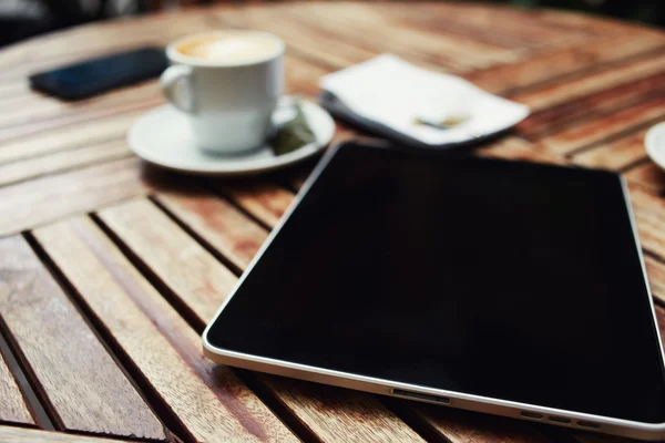 Houten tafel met lege leeg scherm tablet — Stockfoto