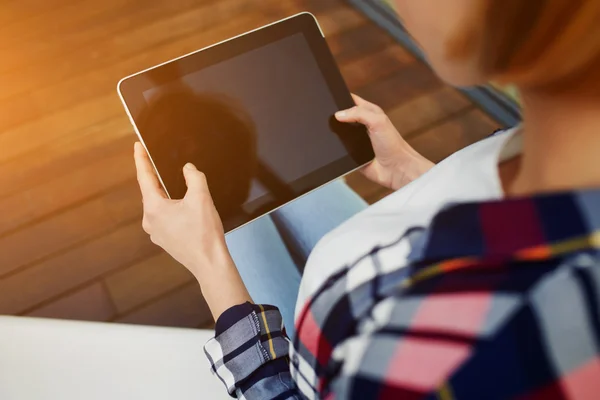 As mãos da mulher segurar tablet preto — Fotografia de Stock