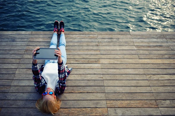 木製の桟橋にリラックスできる女性 — ストック写真