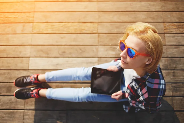 Woman in summer using digital tablet — Stock Photo, Image