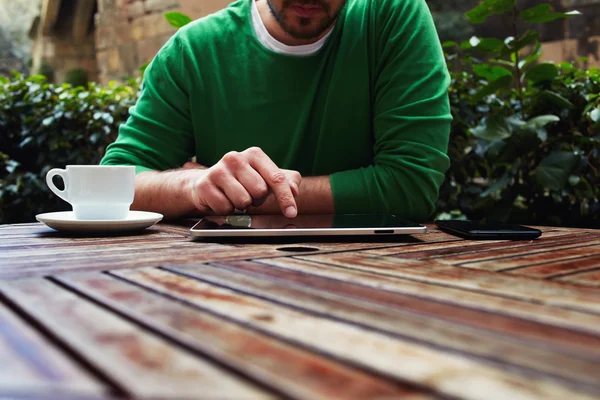 Uomo seduto a tavola con una tazza di caffè — Foto Stock