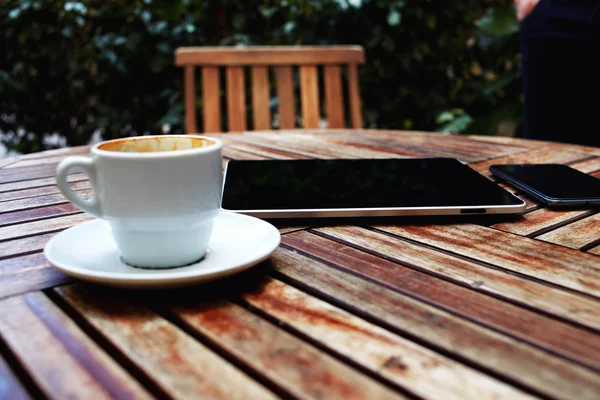 Tablet digital, teléfono inteligente y taza de café — Foto de Stock