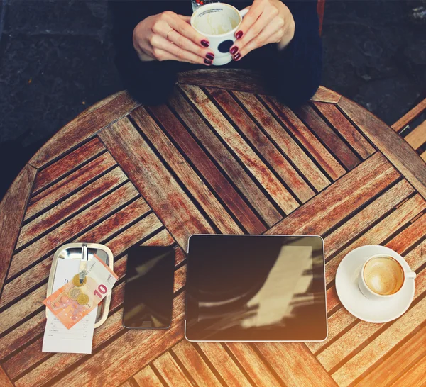 Mãos de mulher segurando xícara de cappuccino — Fotografia de Stock