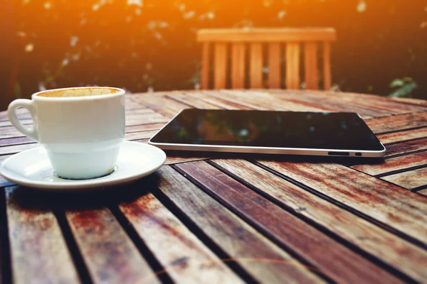 Tablet digital, telefone inteligente e caneca de café — Fotografia de Stock