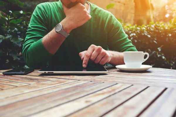 Freelancer masculino sentado à mesa — Fotografia de Stock