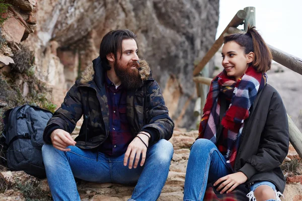 Couple of backpackers resting — Stock Photo, Image