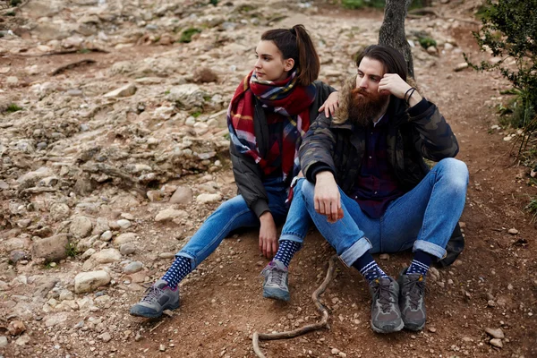 Couple of backpackers resting — Stock Photo, Image