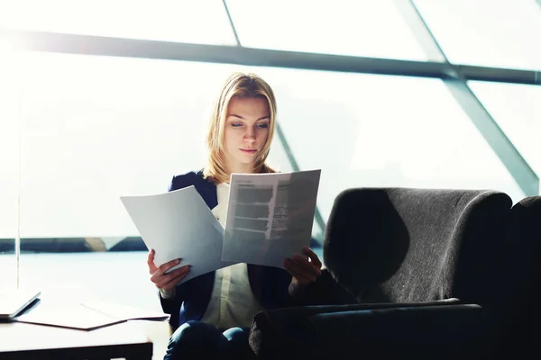 Empresaria sosteniendo papeleo — Foto de Stock