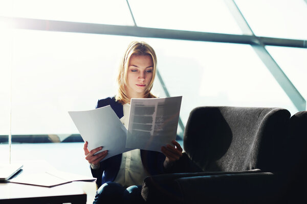 Бизнесмен, занимающаяся бумажной работой
