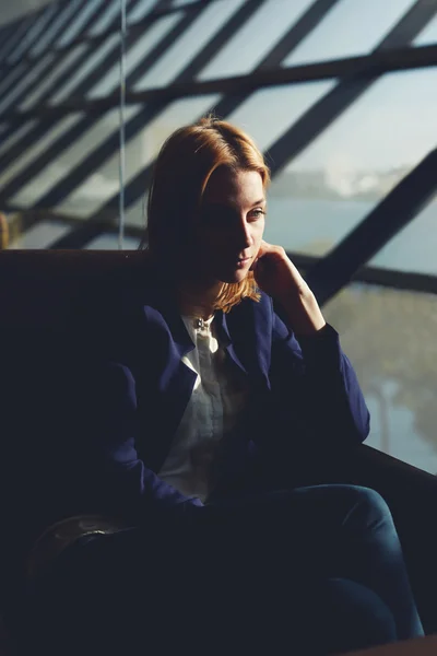 Woman sitting in airport hall — Stock Photo, Image