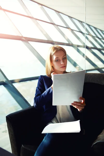 Female journalist professional holding some papers — Stock Photo, Image