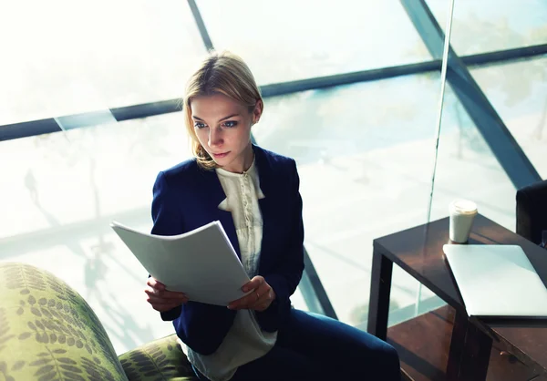 Mulher de negócios leitura de documentos — Fotografia de Stock