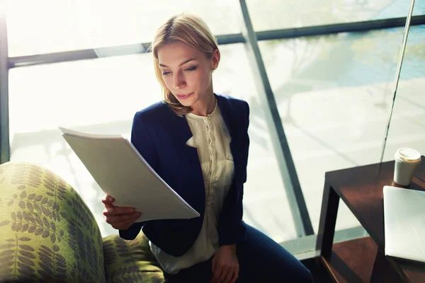 Business woman examining paperwork — Stock Photo, Image