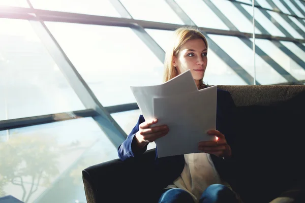 Zakenvrouw papierwerk te onderzoeken — Stockfoto