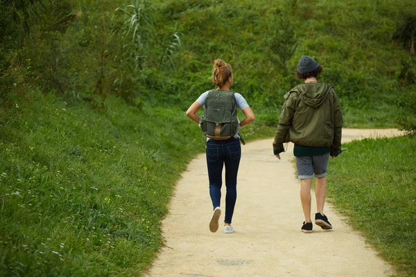 Pareja de senderismo en un sendero de montaña — Foto de Stock