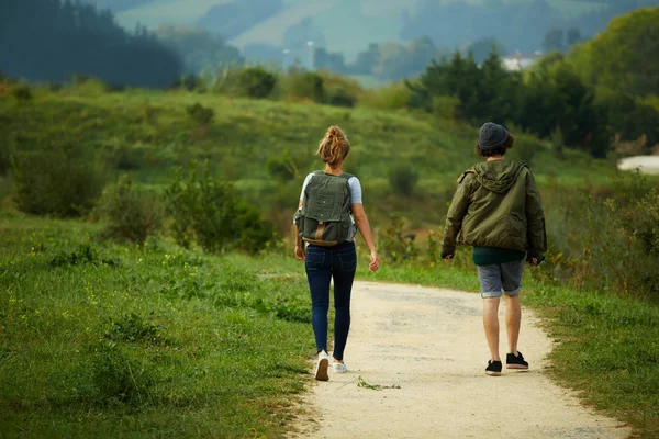 Caminhadas de casal em uma trilha de montanha — Fotografia de Stock