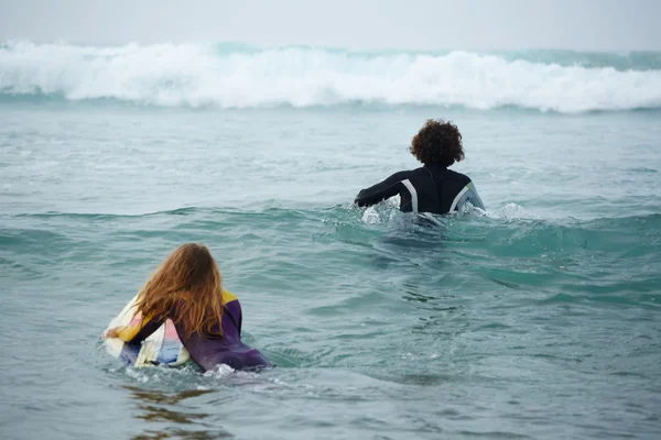Dois amigos à deriva em pranchas de surf — Fotografia de Stock