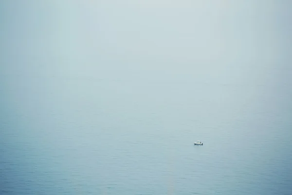 Alone boat ship in foggy sea — Stock Photo, Image