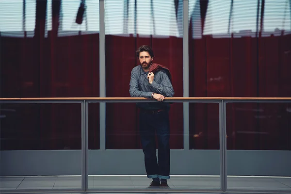 Man standing interior beautiful big hall — Stock Photo, Image