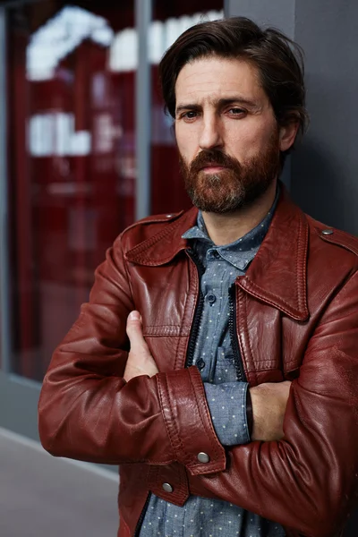 Mature hipster man dressed in pattern shirt — Stock Photo, Image