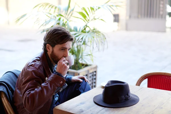 차 한잔 들고 hipster 남자 — 스톡 사진