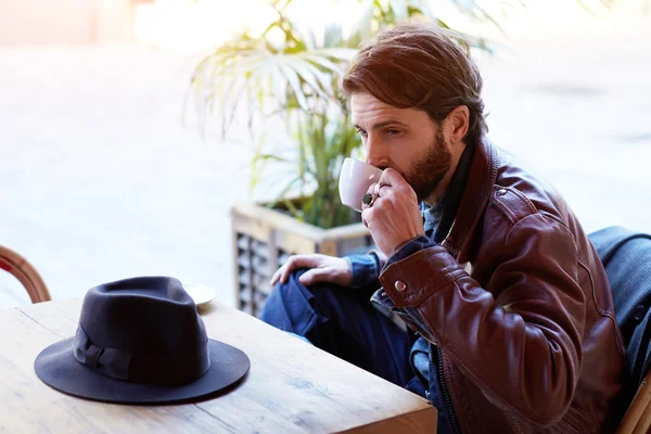 Hipster modne mężczyzna picie herbaty — Zdjęcie stockowe