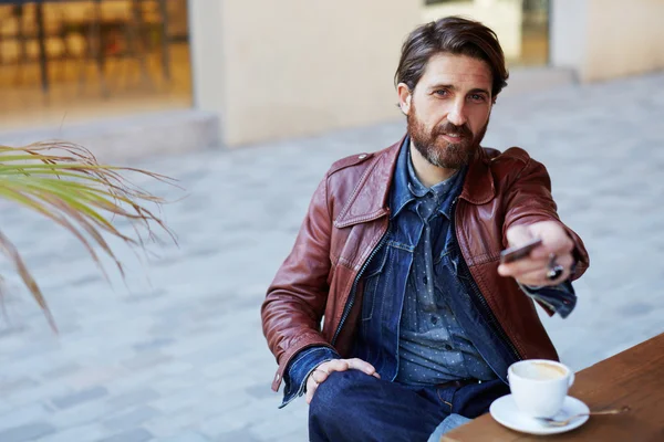Yakışıklı adam kahvesini için ödeme — Stok fotoğraf