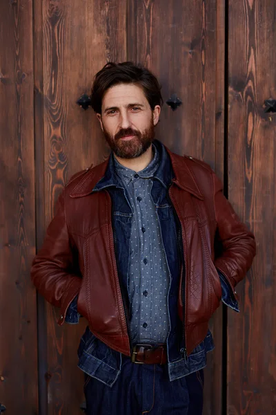 Hipster hombre con barba posando — Foto de Stock